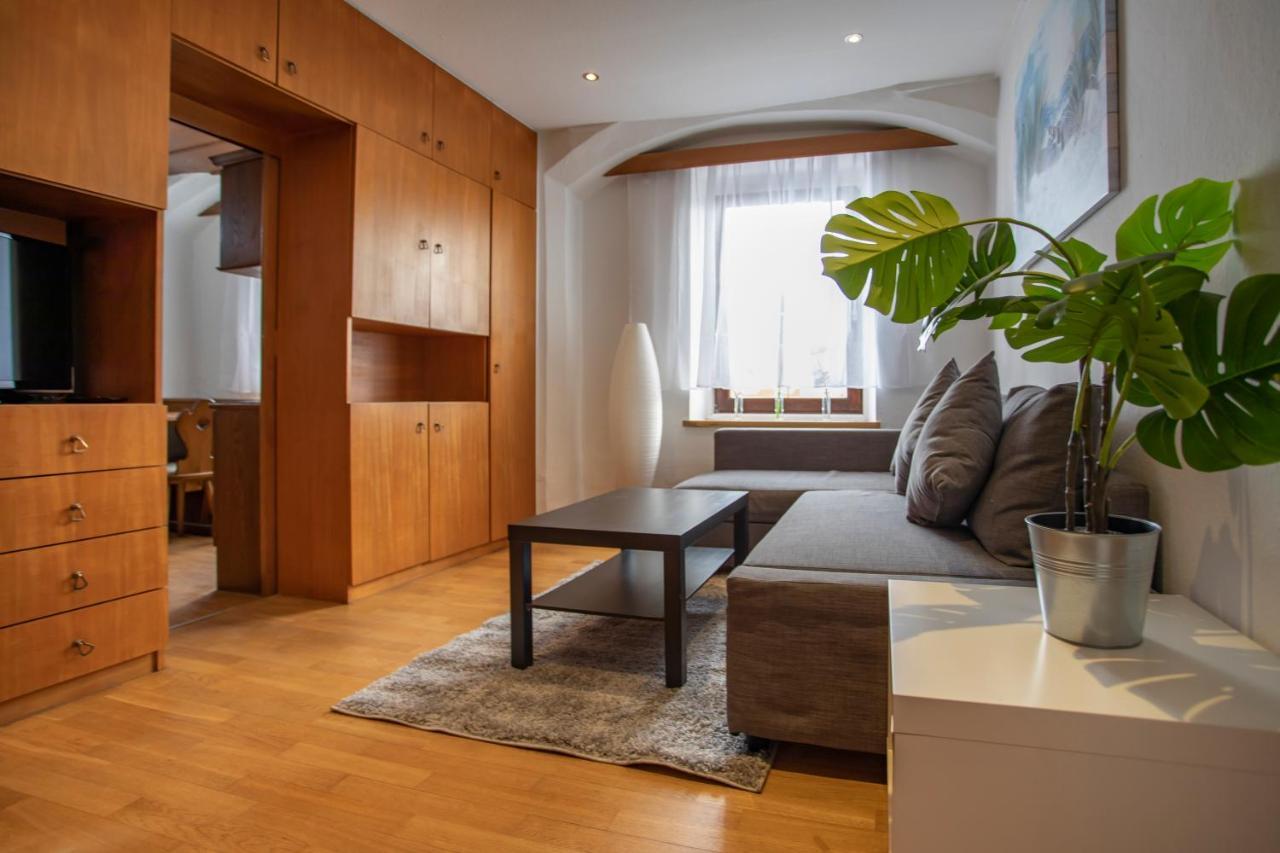 Traditional Old Town Apartment Hall in Tirol Luaran gambar